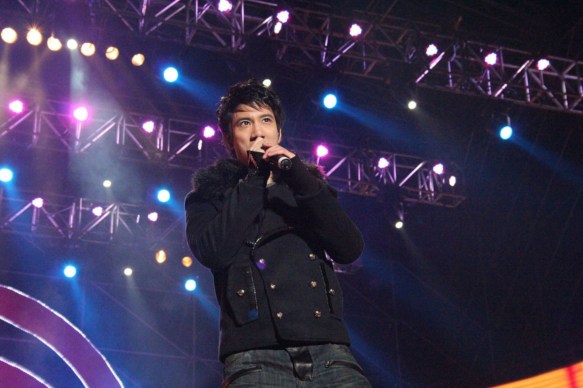 王力宏委屈下跪  王力宏在台北小巨蛋举行演唱会,竟然在演唱会上突然