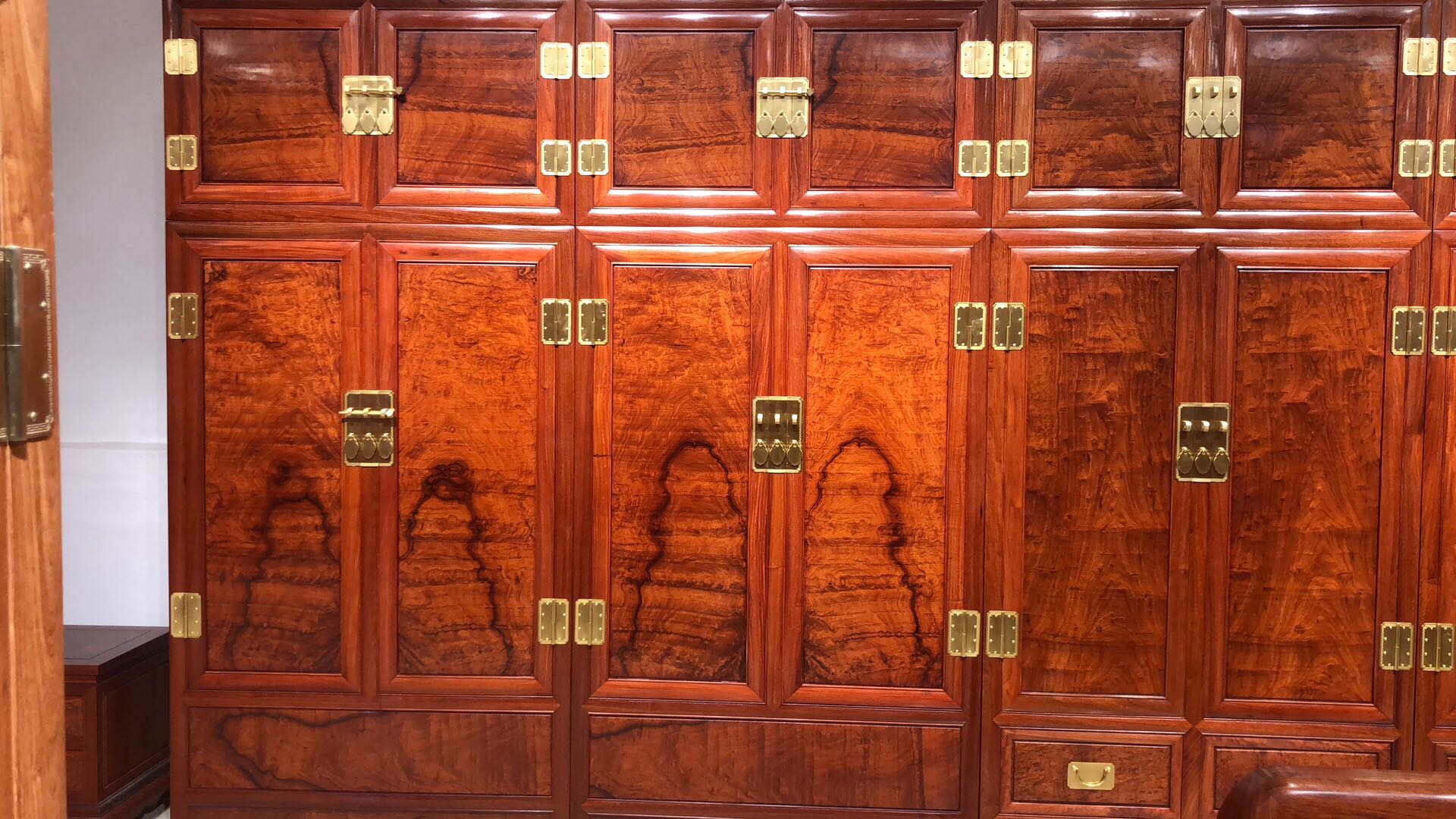 绝对收藏级别的极品纹路缅甸花梨木顶箱柜