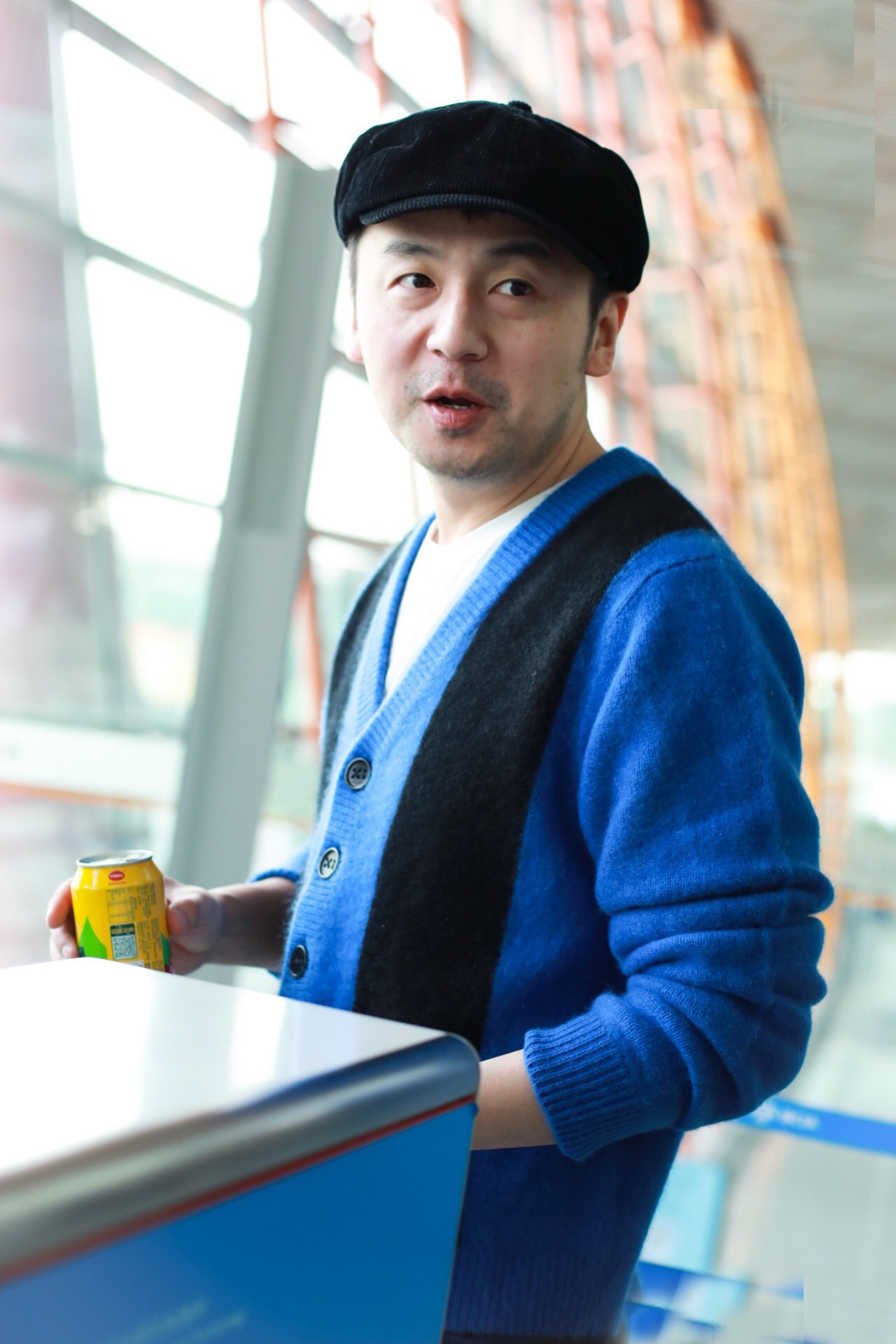 雷佳音又胖了?机场街拍凹起了造型,头戴报童帽英伦风满满!