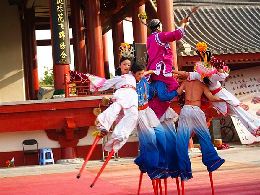 是谁发明了"踩高跷"呢?原来跟一个古代贪官有关