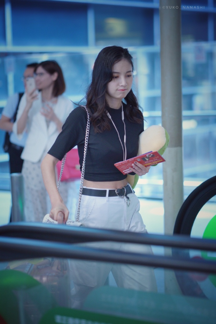 赵粤穿黑紧身衣搭配白休闲裤现身机场,皮肤白皙嘟嘴卖萌好可爱!