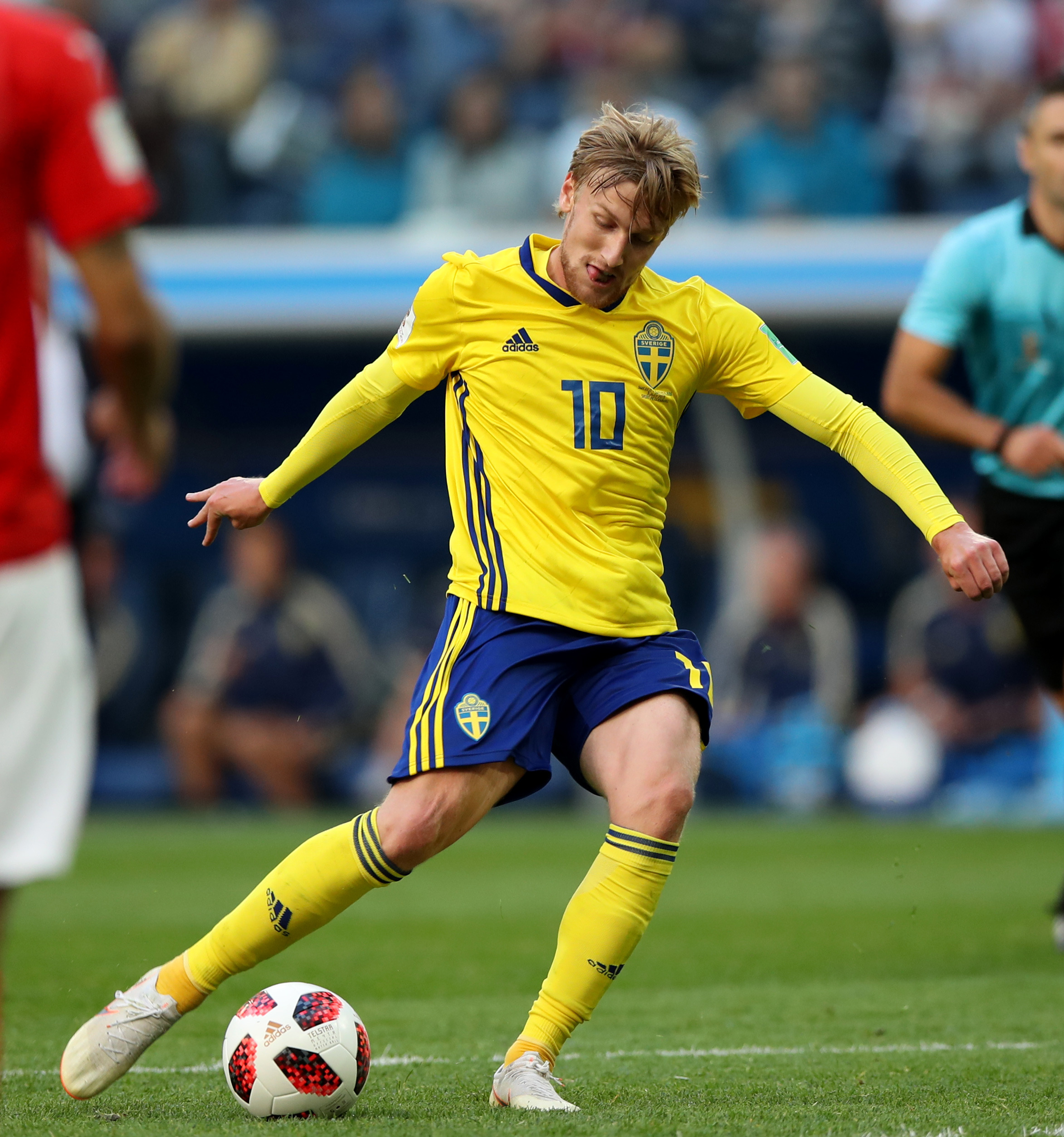 足球——八分之一决赛:瑞典队福斯贝里进球(12)