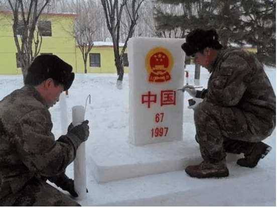 军人堆雪人图片图片