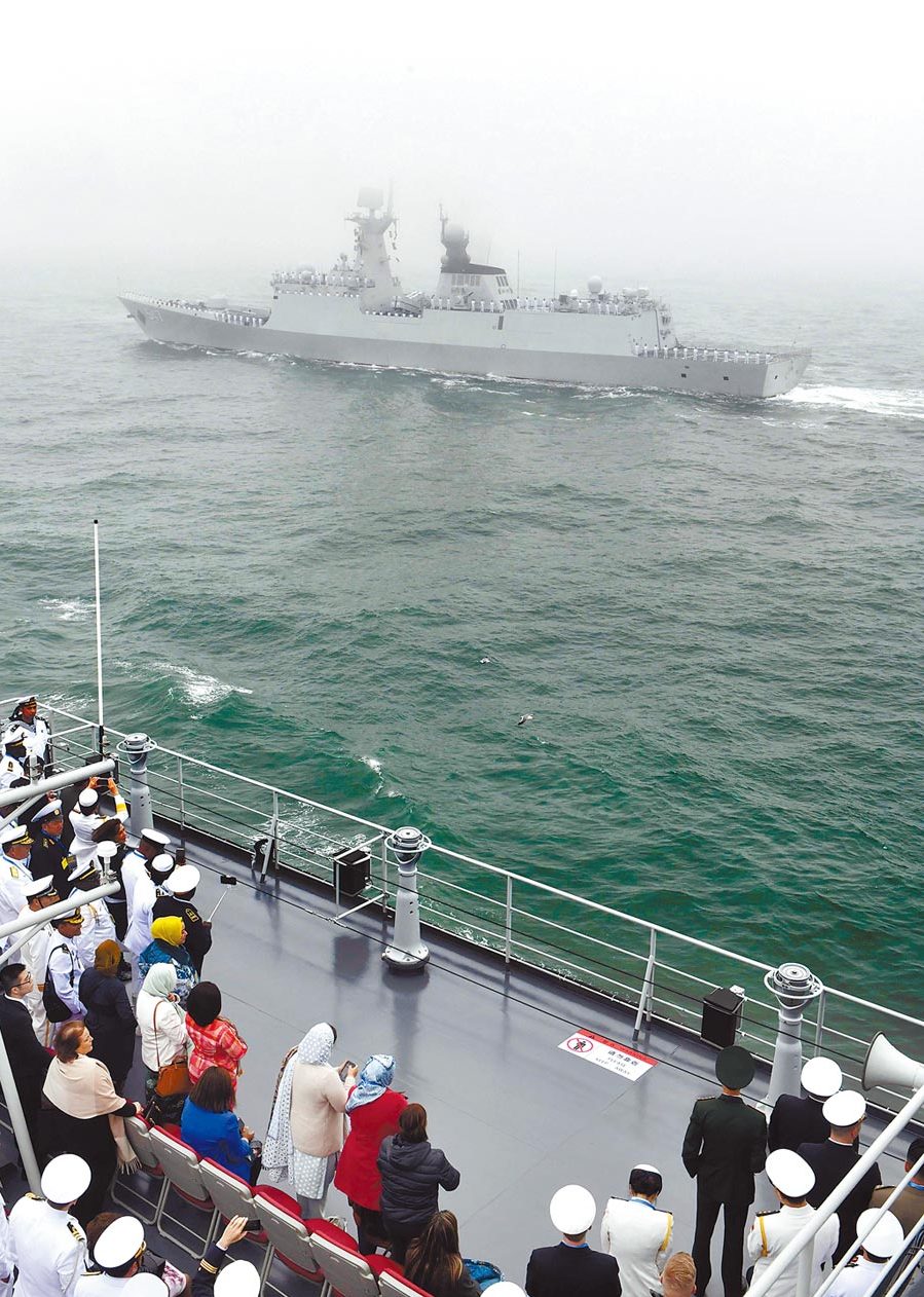 中国首艘万吨大驱正式列装海军!055型南昌舰在青岛入列!