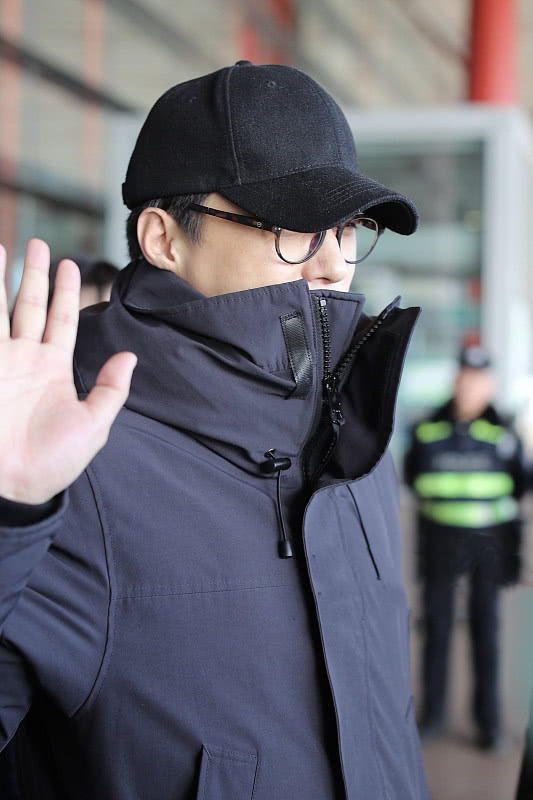 "老干部"靳东穿棉衣低调现身,自曝跨年不摇滚"摇不起来啦"