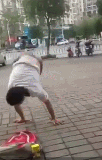 妹子,你昨晚做什么去了,候车厅一排椅子都被你占了,长