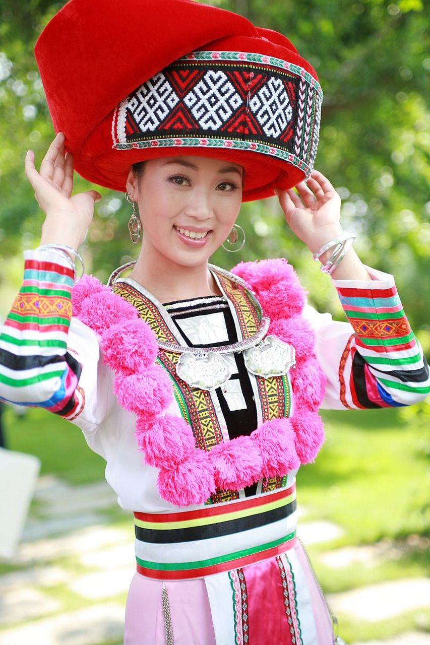 然而,头人的儿子阿支却对阿诗玛心生邪念,软硬兼施地追求她,却遭到了