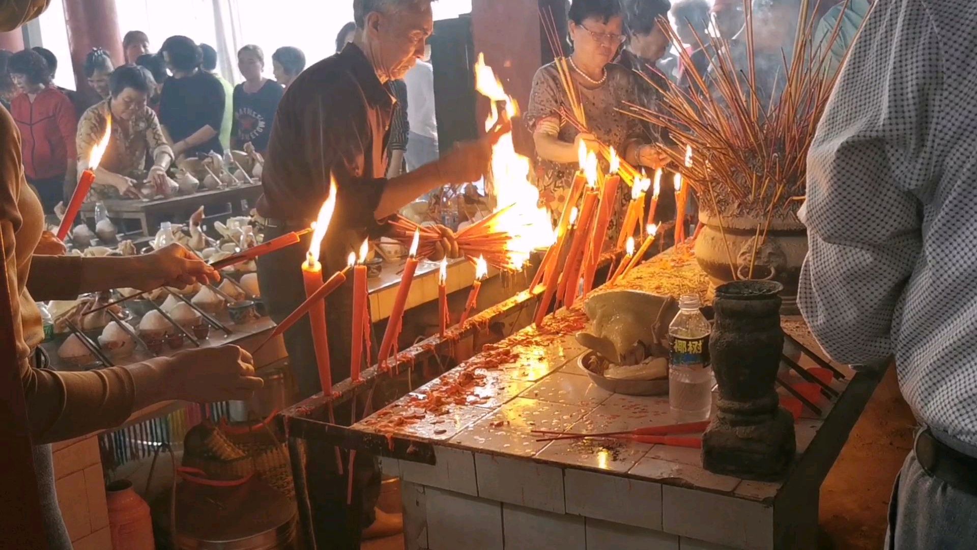 年三十,村里的家家户户都杀鸡拜神,庙里的香火真旺
