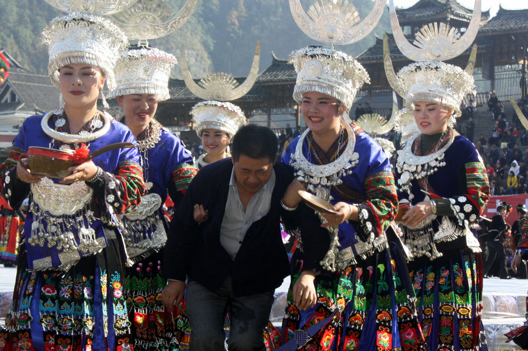 "摇马郎"是苗族青年相亲方式,很奇葩,很多人是不知道的