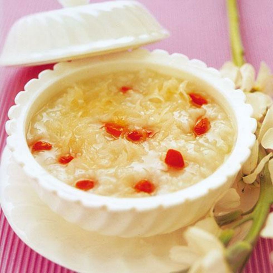 入秋后经常吃银耳粥有助于滋阴润肺,益气清肠,对身体大有裨益.