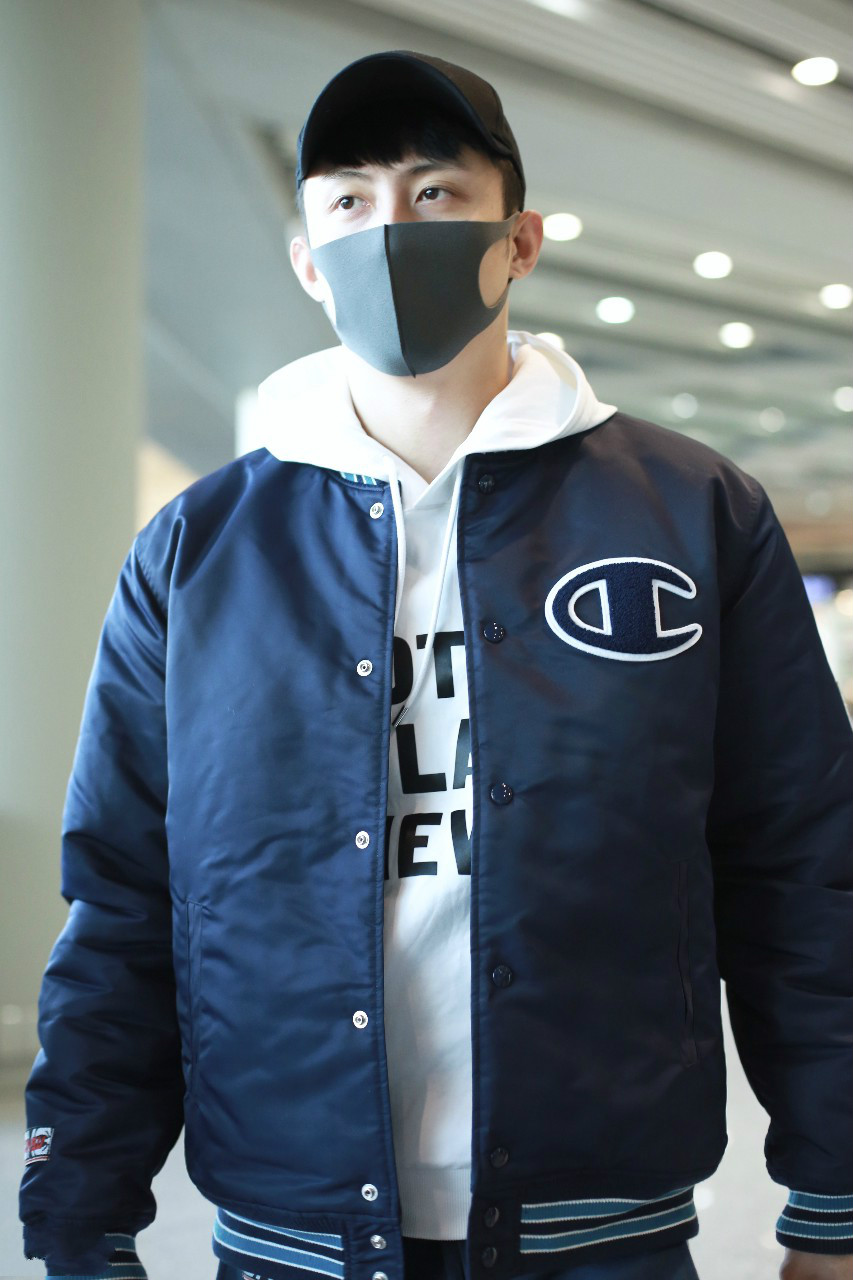 黄景瑜穿黑色棒球服内搭白卫衣现身机场,戴黑色棒球帽和口罩遮面