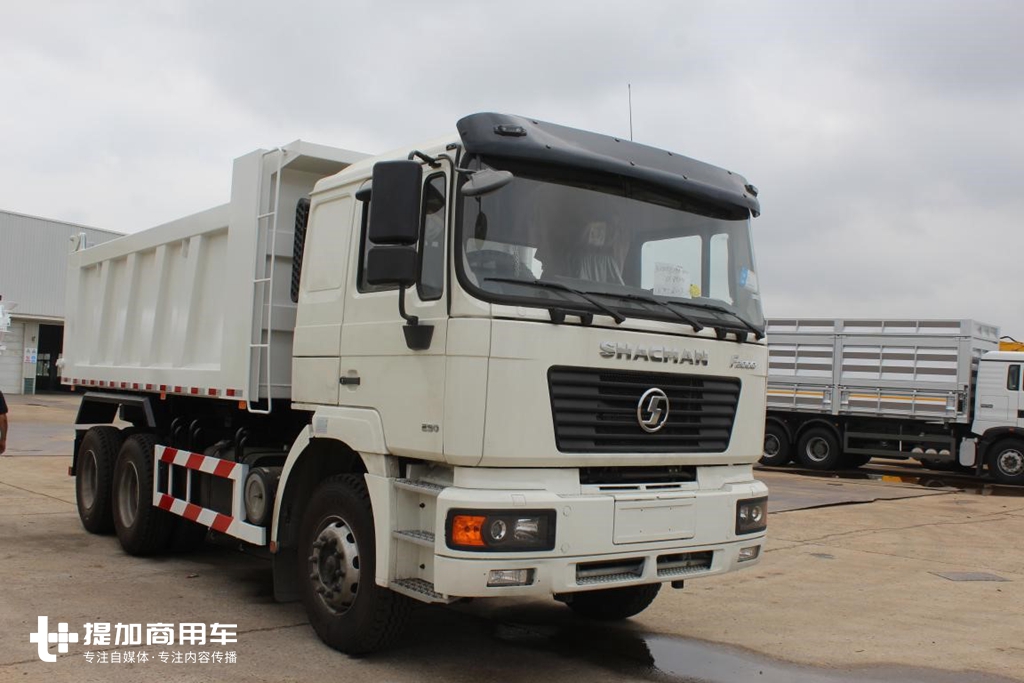 在厂内还有一些6x4的白色陕汽德龙f2000,用的是老款的保险杠.