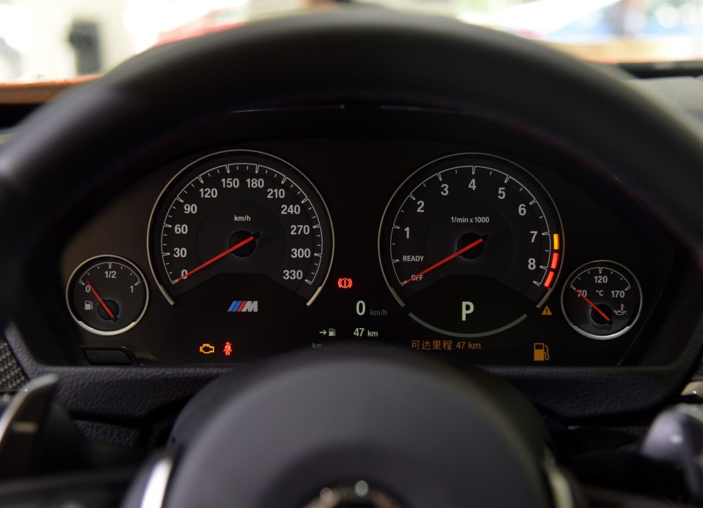 这款车的仪表盘分辨率高,指针度数清晰,这样的设计很贴心.