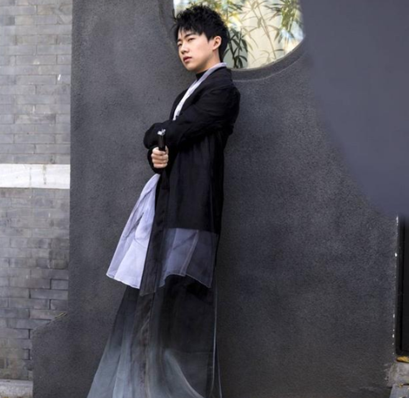 郭麒麟汉服照曝光,演绎时尚与传统完美结合,网友:兰花指很标准