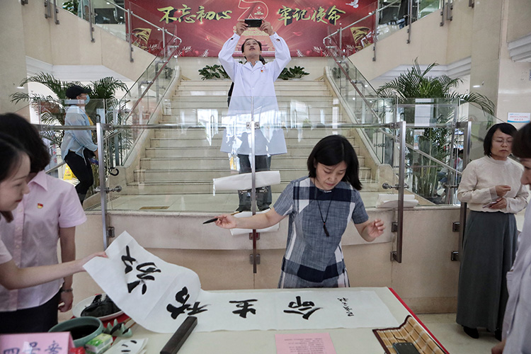 书法家挥毫泼墨 助力无偿献血