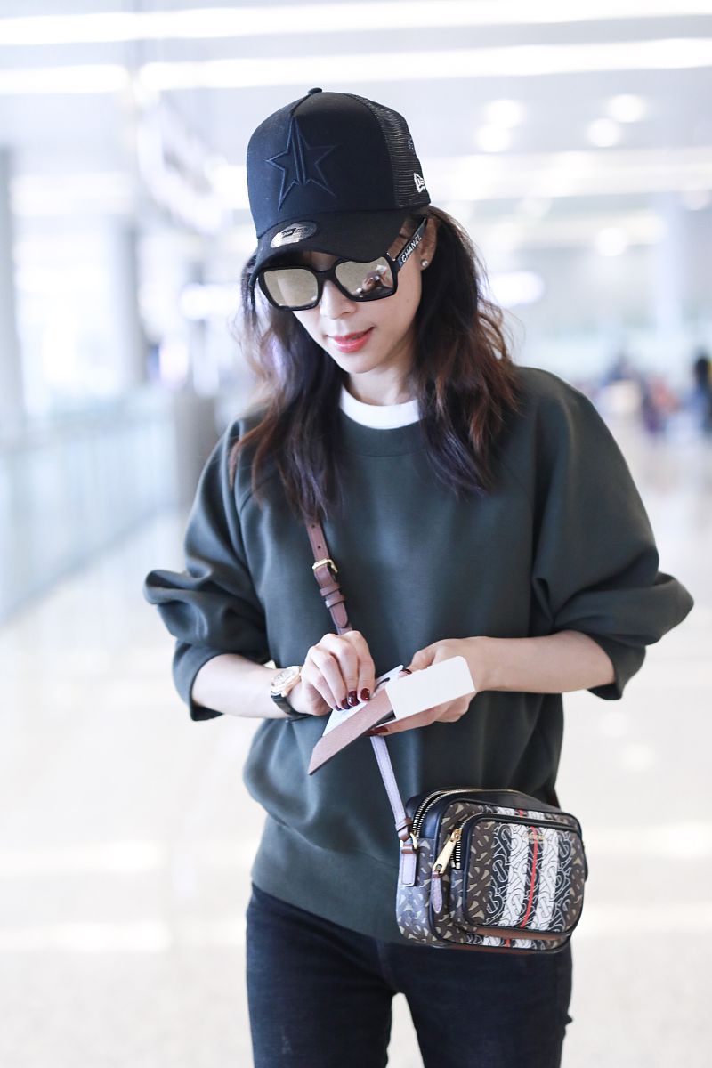 张静初街拍:卫衣牛仔裤burberry相机包 简约有型