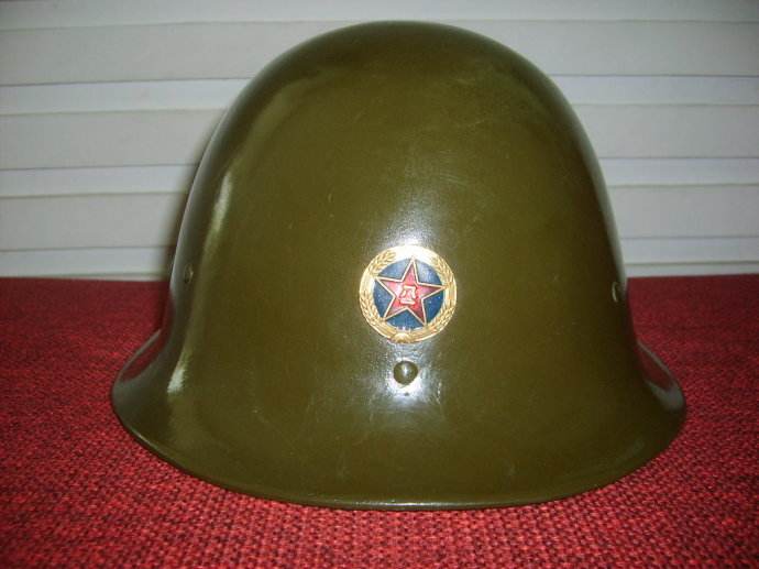 70年代解放军配备的钢盔