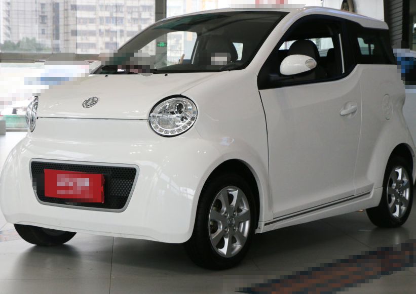 东风风神e30外观非常的炫酷潮流,内饰风格时尚,很适合年轻人!