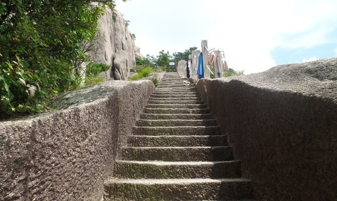 百步云梯在莲花峰西北麓峭壁上,是在石壁上凿成的一百余级的阶梯