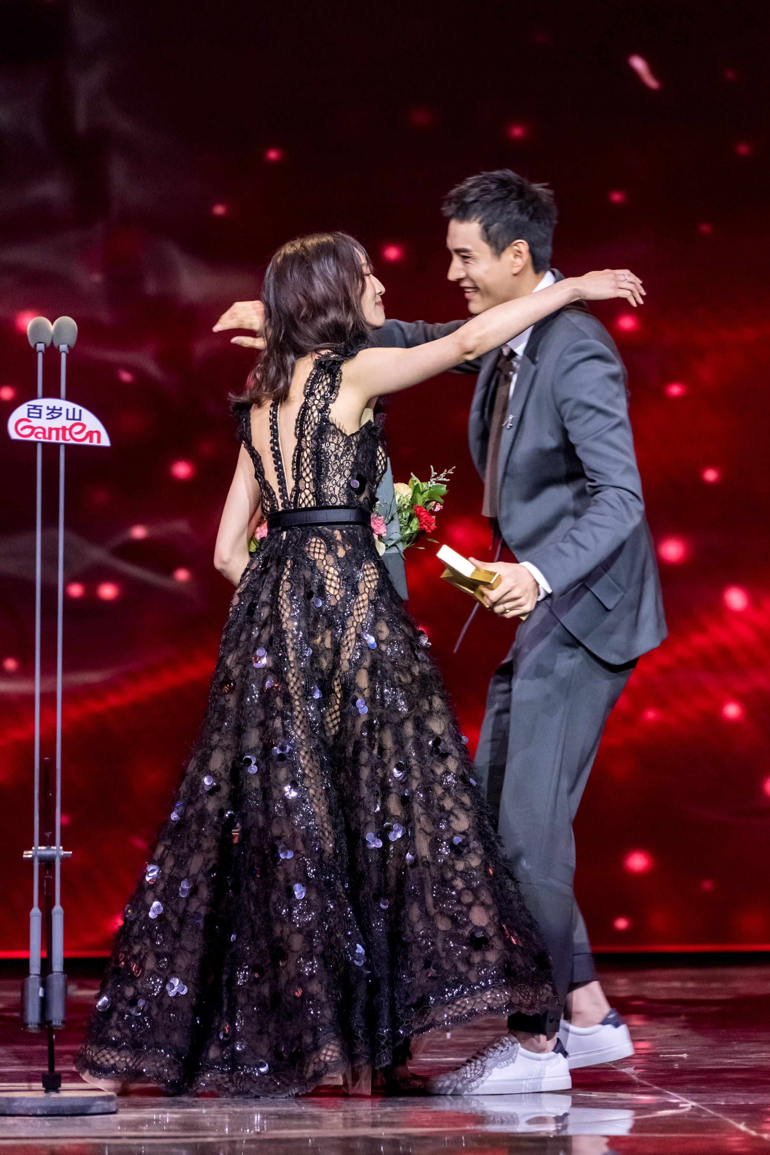 张钧甯一袭黑色吊带亮片裙现身,明艳动人,她手持花篮给经超颁奖,画面