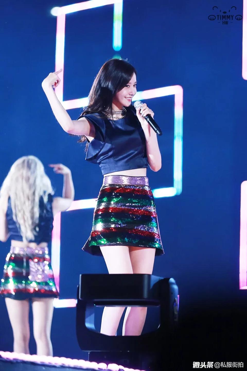 舞台上的林允儿,非常可爱,魅力可人