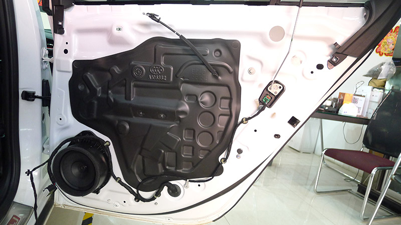 因为是新车我们可以看到,君威的门板拆下之后内部的防水胶非常干净的