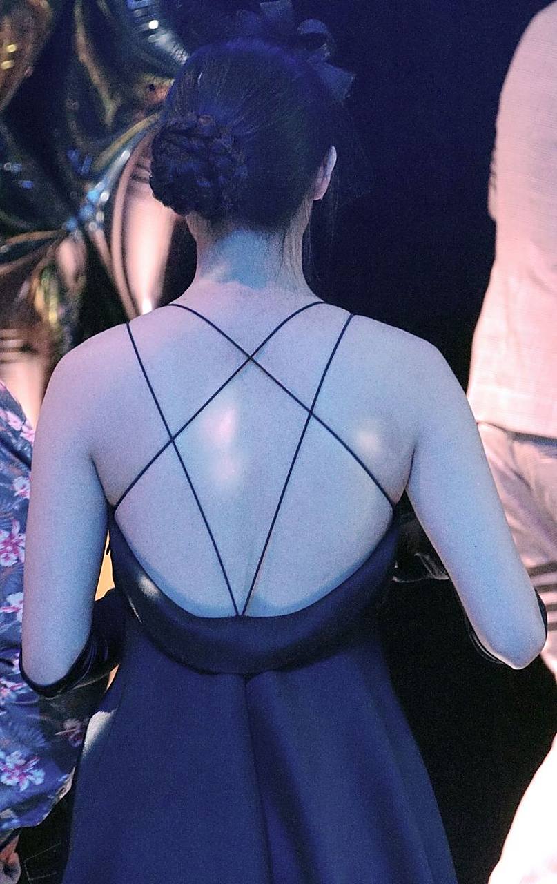 我是个很瘦的女生,但是却达不到朋友那种好身材,主要是由于肩膀过宽