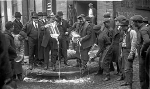 1933年,美国人为何宁愿把牛奶倒进密西西比河,也不送给穷人