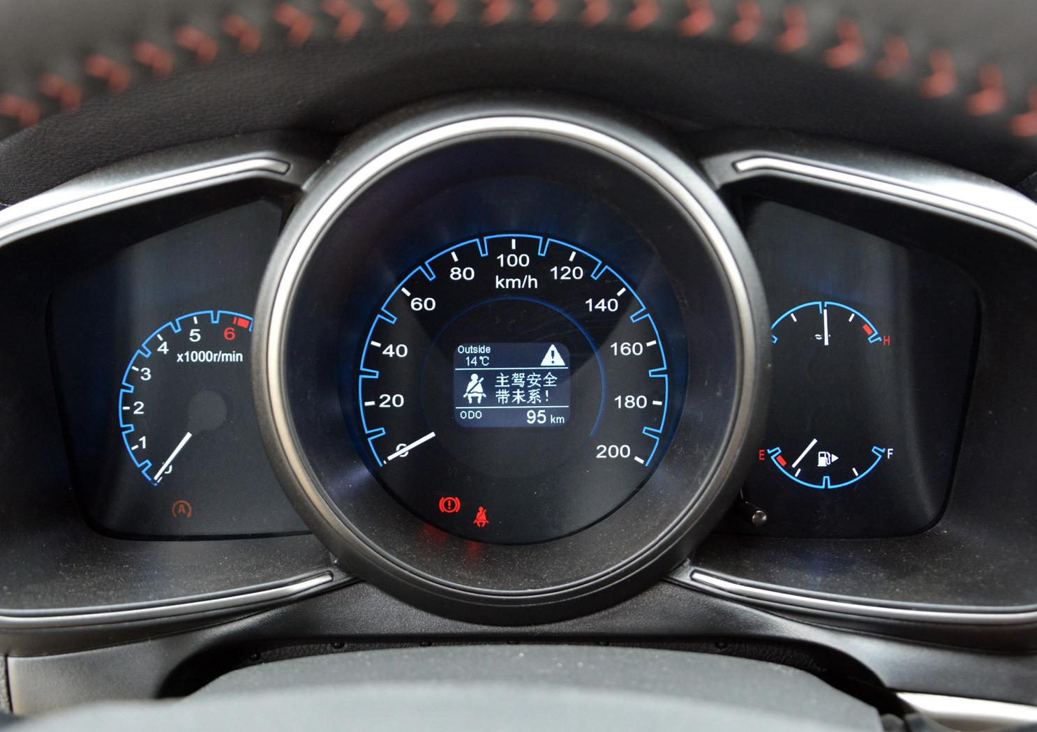 《长安cx70》仪表盘风格极具力量感,优雅的仪表盘设计是它的一大亮点