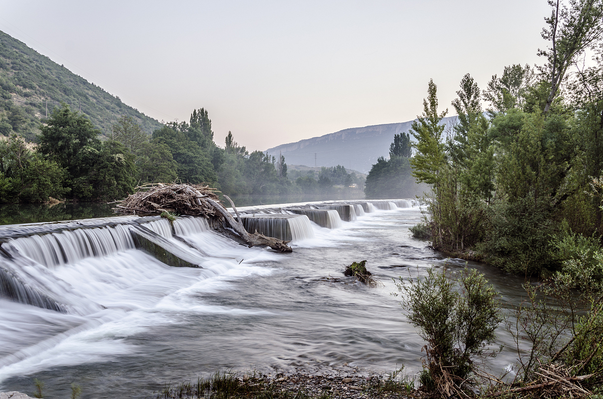 北京韩村河旅游景区是自然风光和民俗文化为特色的旅游胜地,游客可以