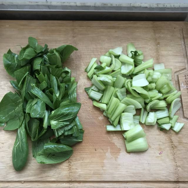 肉片炒油菜,这样做的肉片又滑又嫩,鲜美又入味,太下饭了