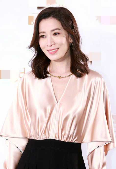 佘诗曼换发型更少女