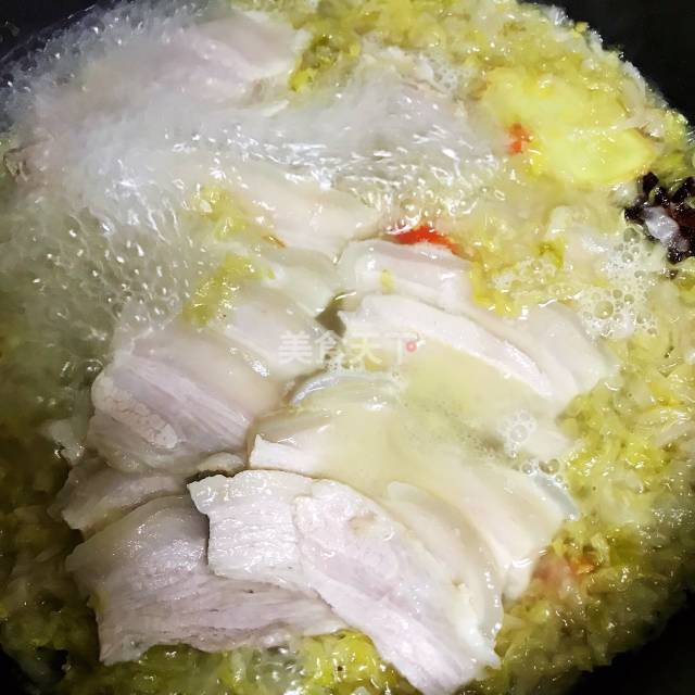 东北人的家常版酸菜汆白肉,汤汁浓郁,做法简单到哭