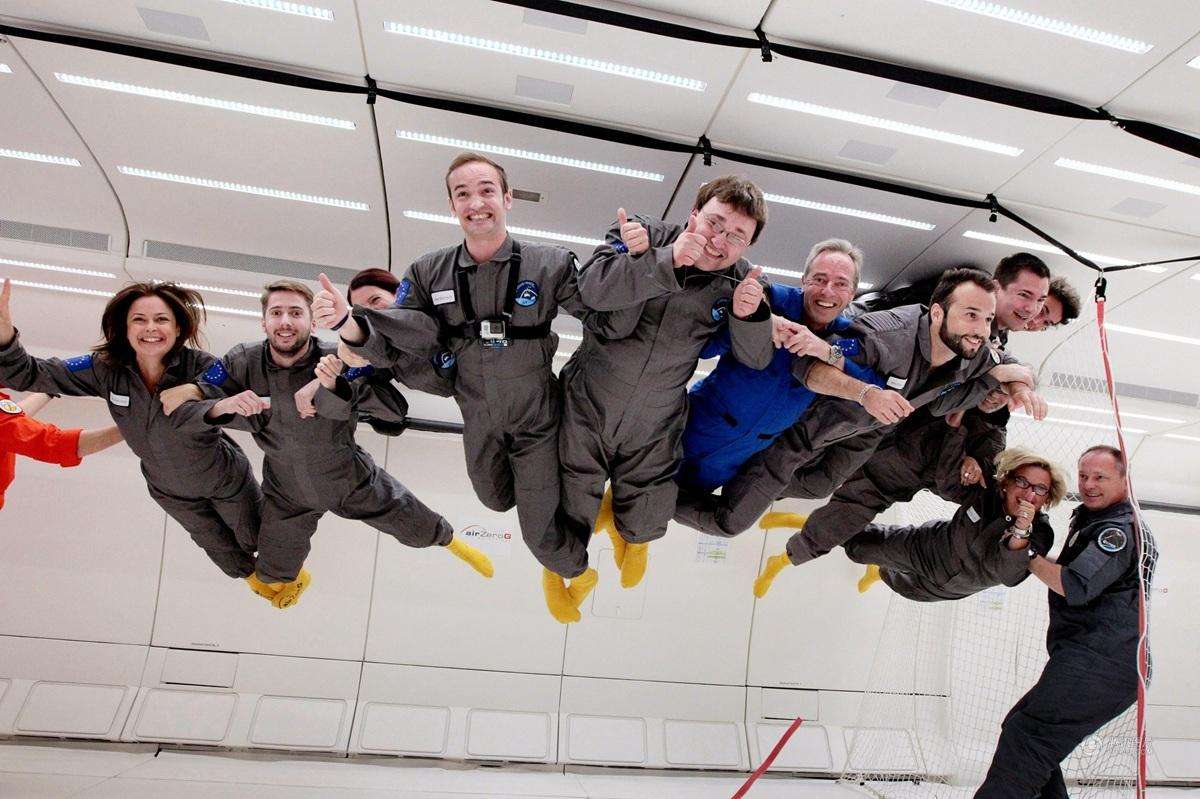 水在太空中会变成什么样子,宇航员在失重环境下是怎样喝水的?