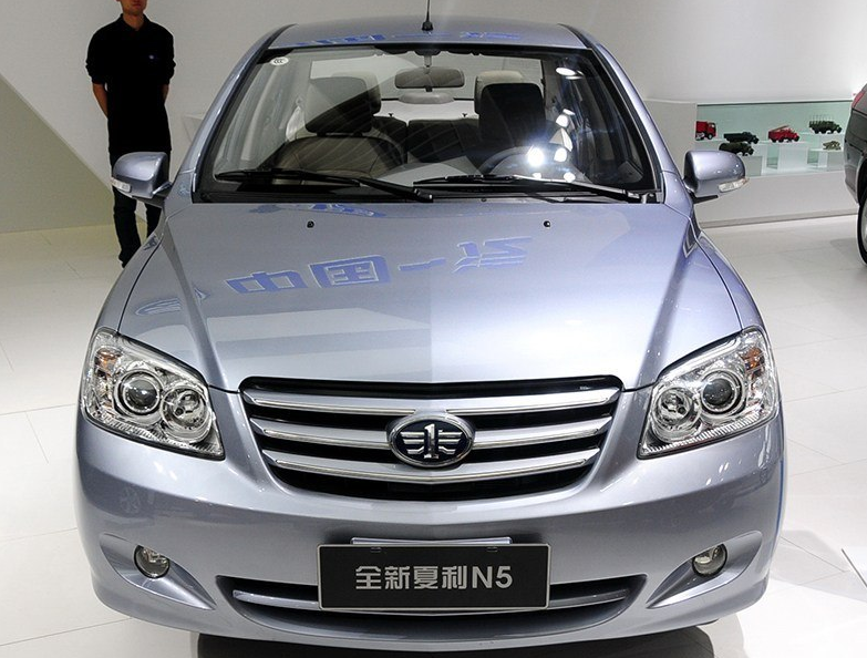一汽夏利n5家用神车,空间还足够大