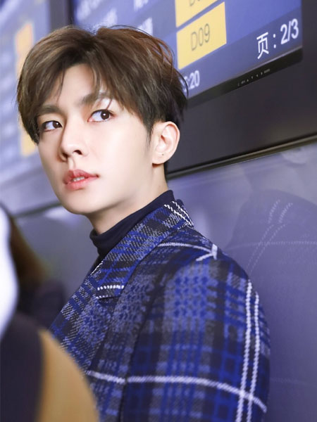 昔日美男炎亚纶现身机场容光焕发,格子大衣配高领毛衣帅回20岁