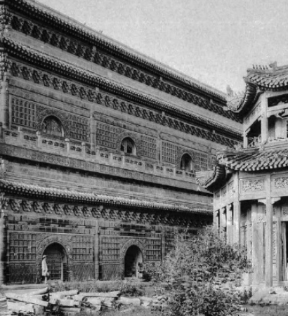 1901年,北京,北海小西天内的万佛楼(左.