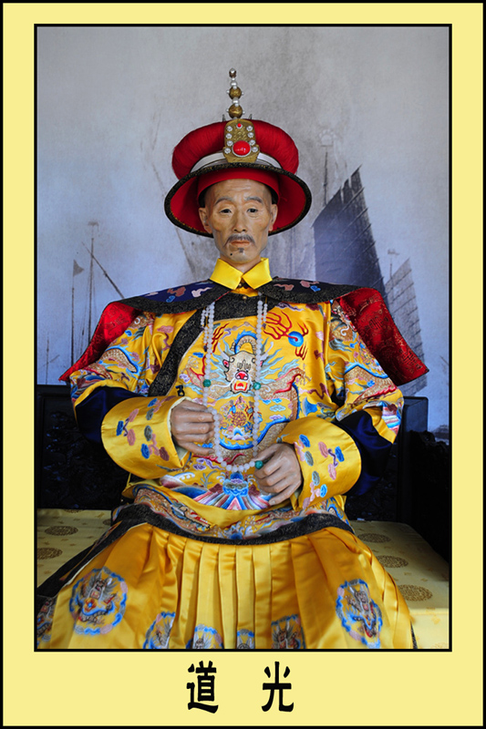 嘉庆帝蜡像;嘉庆皇帝是清朝入关以来的第五位皇帝,父亲乾隆帝对贪污的