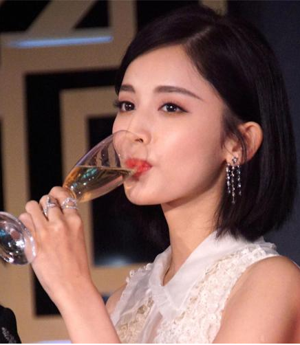 女星喝酒时:刘亦菲迷人,范冰冰霸气十足,而她鼻孔却抢镜!