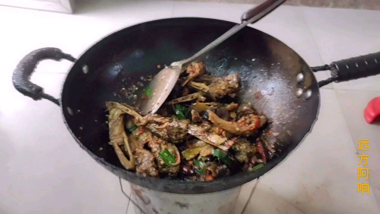 一个铁锅几块木炭,一瓶啤酒焖鸭头,还煲了乌鸡汤,和朋友吃爽了