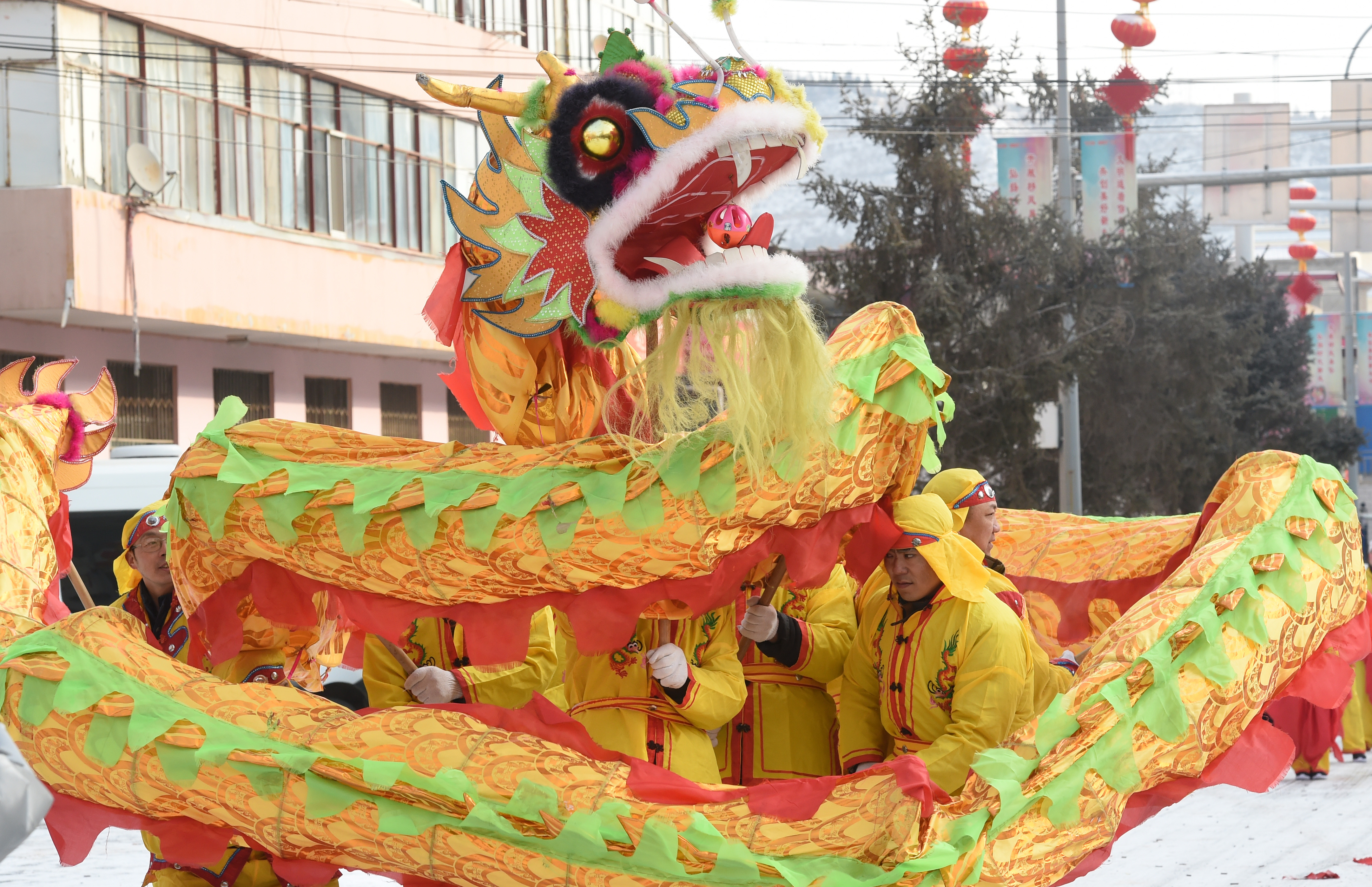 社火巡游庆元宵 2月18日,社火队员在兰州市皋兰县县城街道表演舞龙