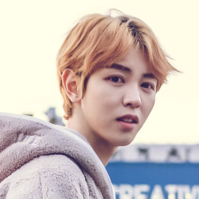 25岁戴景耀旧照,与蔡徐坤同台看出差距,网友:你的皮带烂了