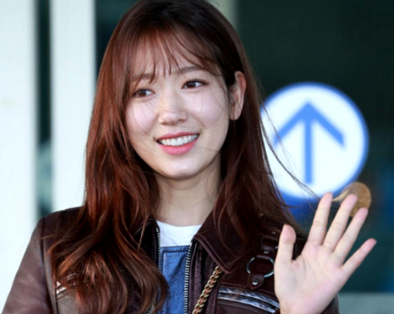 朴信惠赴美参加时装秀,着棕色皮衣搭配长裙,长发性感妩媚!