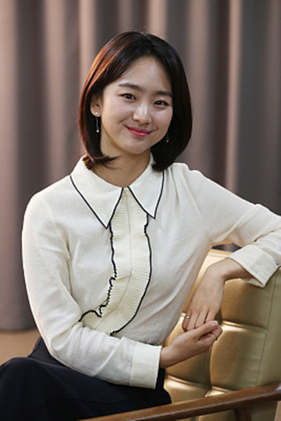 元真雅白衬衫 阔腿裤散发知性魅力,优雅托腮回眸气质温柔