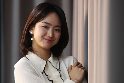 元真雅白衬衫 阔腿裤散发知性魅力,优雅托腮回眸气质温柔