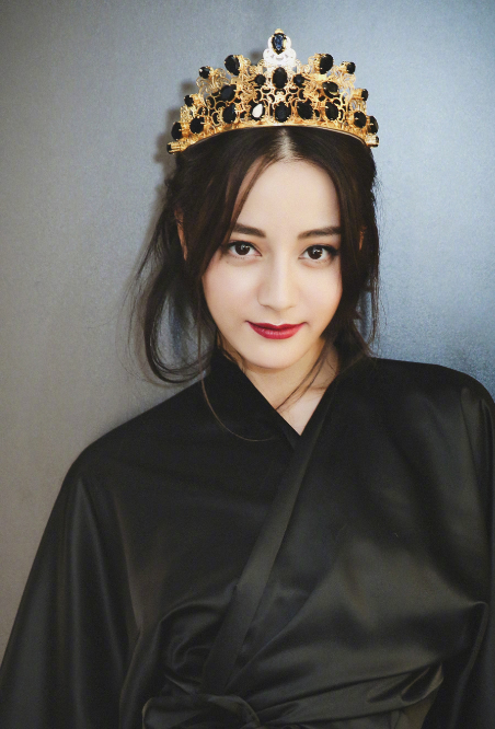 留一头长卷发真是太有女神范儿,不行的话你看看范冰冰杨颖她们