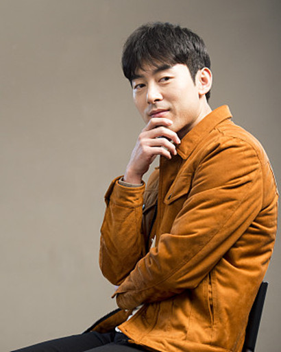 《机智监狱生活》罗科长朴亨洙写真帅气迷人,休闲时尚暖笑讨人爱