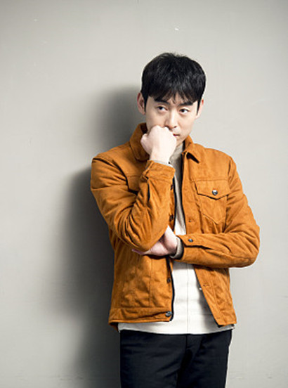 《机智监狱生活》罗科长朴亨洙写真帅气迷人,休闲时尚暖笑讨人爱