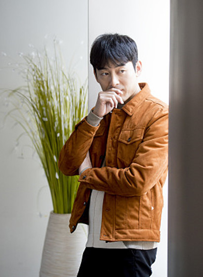 《机智监狱生活》罗科长朴亨洙写真帅气迷人,休闲时尚暖笑讨人爱