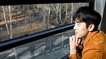 《机智监狱生活》罗科长朴亨洙写真帅气迷人,休闲时尚暖笑讨人爱